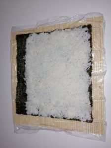 Estender arroz en la esterilla